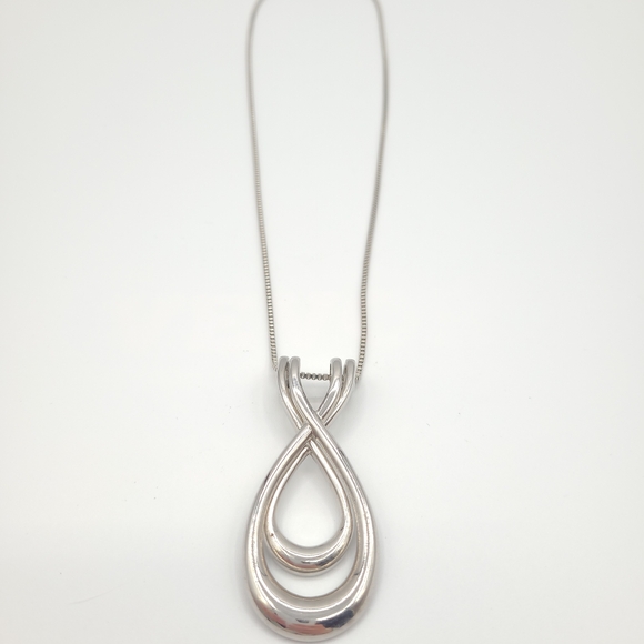 Chic Silver Pendant Necklace - Picture 5 of 9
